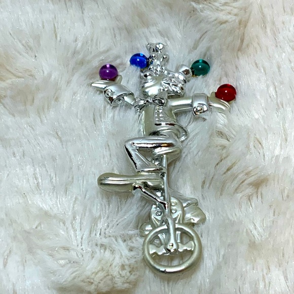 Vintage Danecraft Brooch Pin Clown Juggle Unicycle Cabochon Silver Tone - Picture 1 of 3